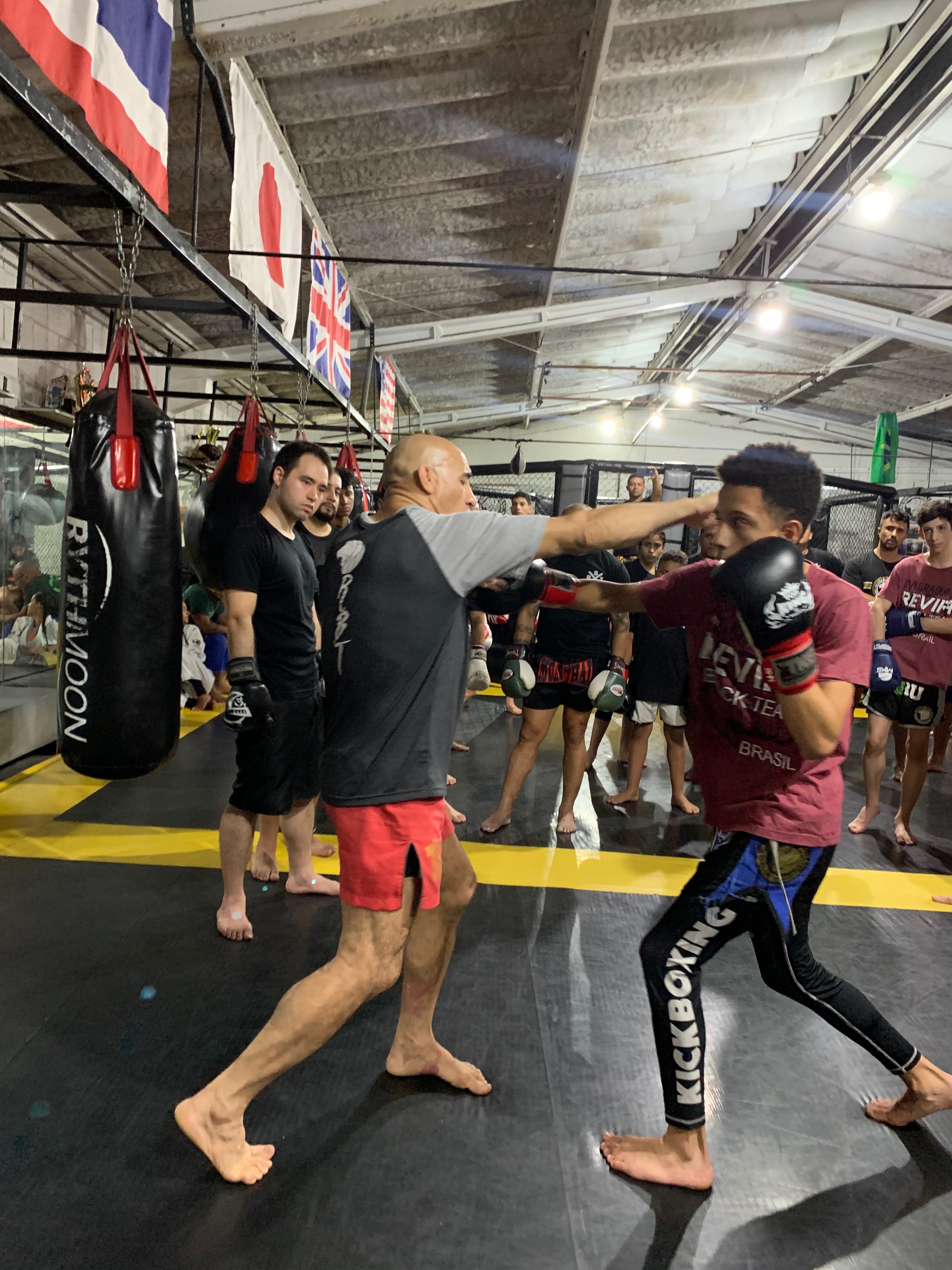 Alunos treinando Muay Thai