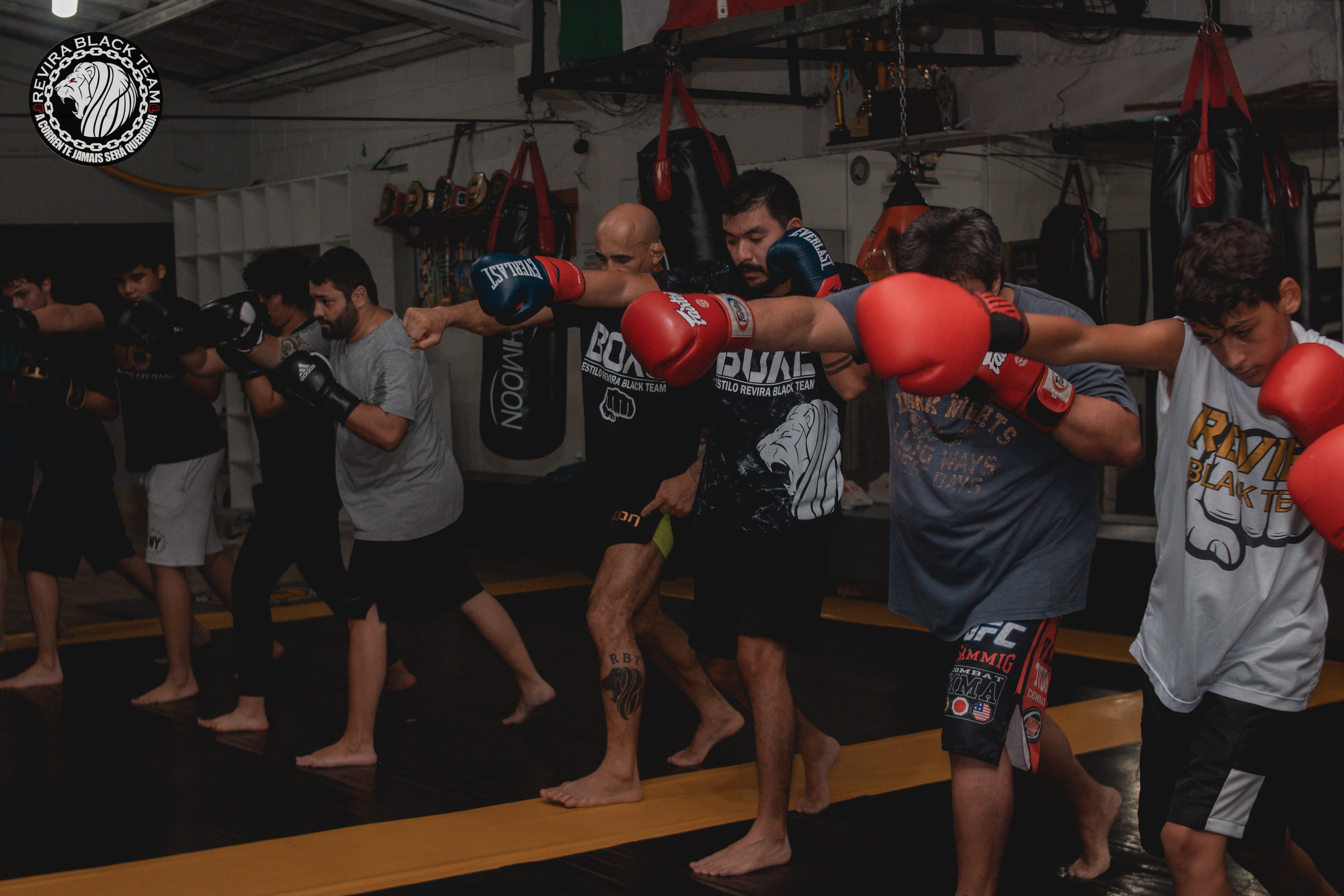 Alunos no treino de Boxe